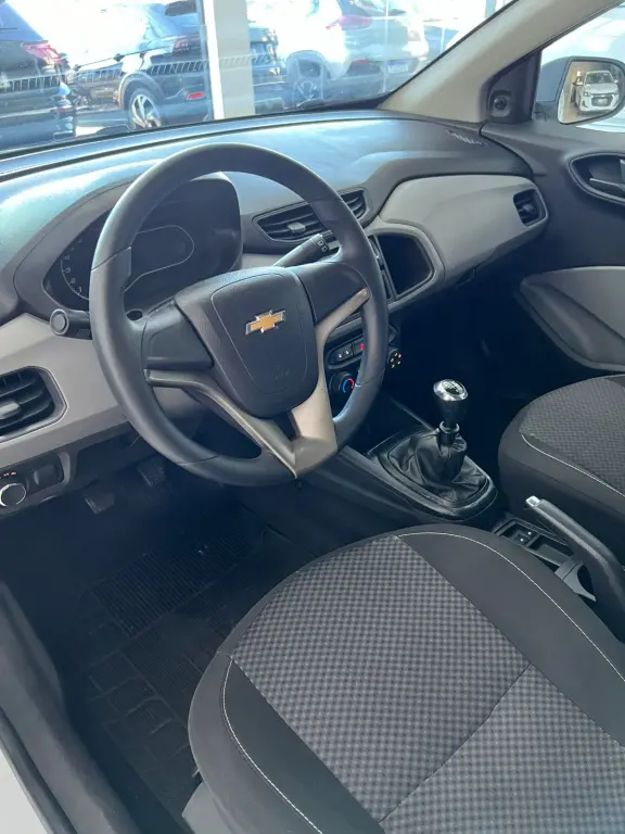 CHEVROLET Onix Hatch - Foto