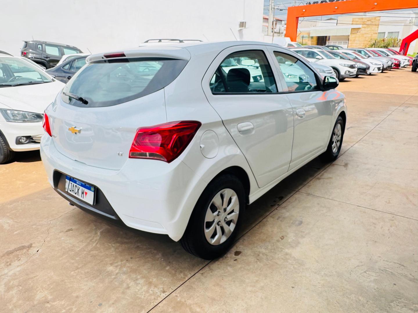 CHEVROLET Onix Hatch - Foto