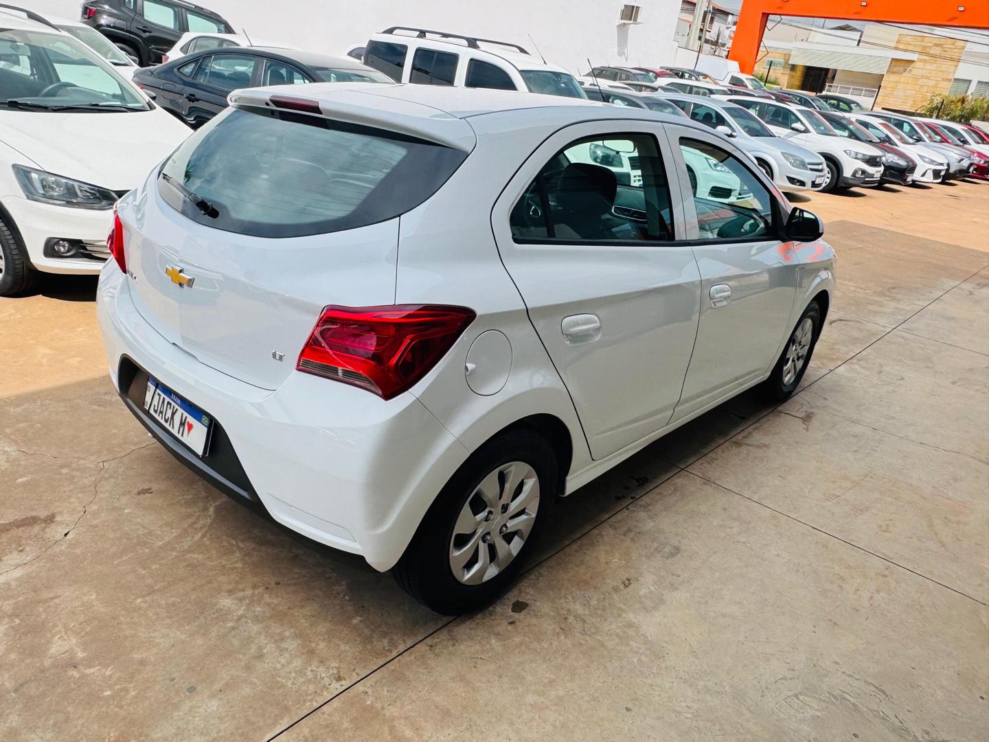 CHEVROLET Onix Hatch - Foto