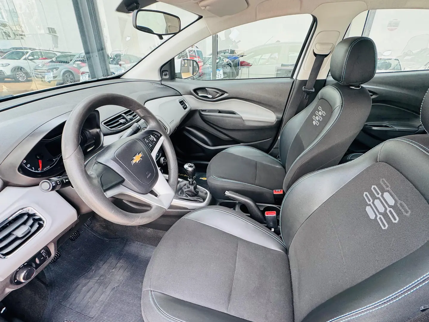 CHEVROLET Onix Hatch - Foto