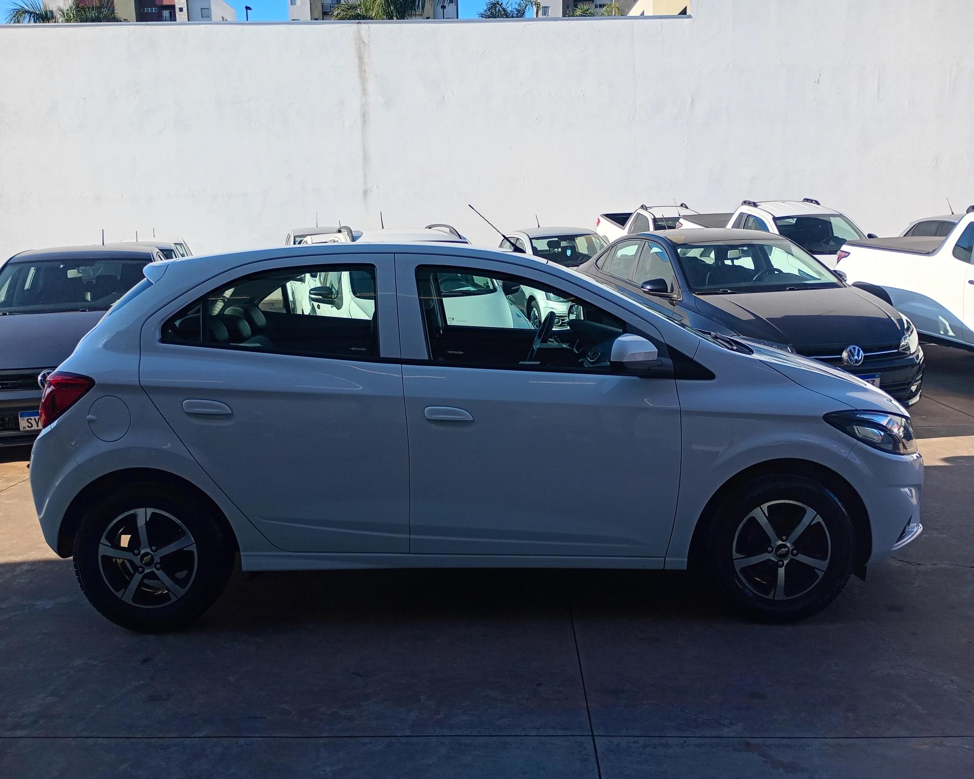 CHEVROLET Onix Hatch - Foto