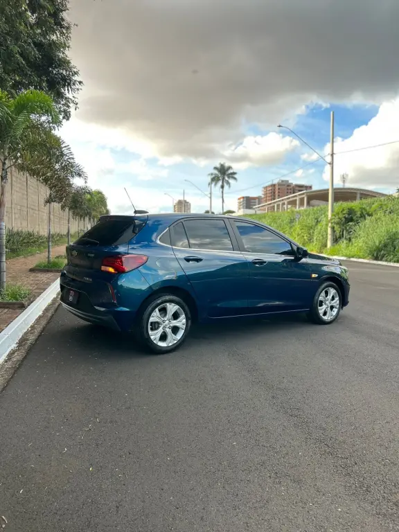 CHEVROLET Onix Hatch - Foto