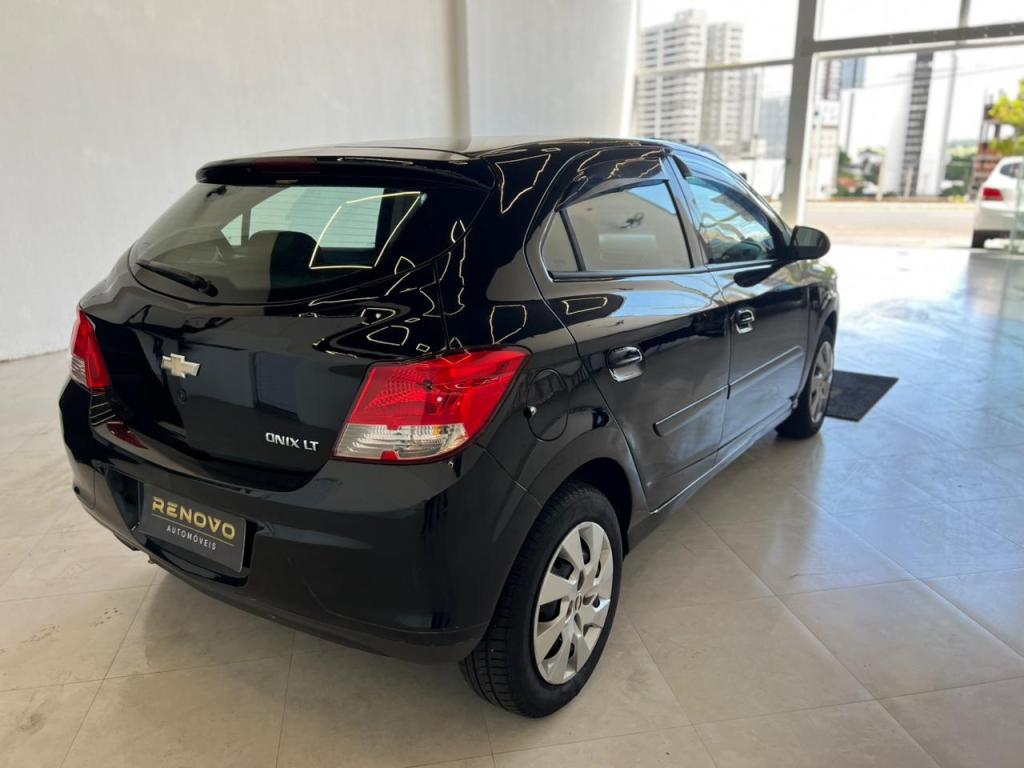 CHEVROLET Onix Hatch - Foto
