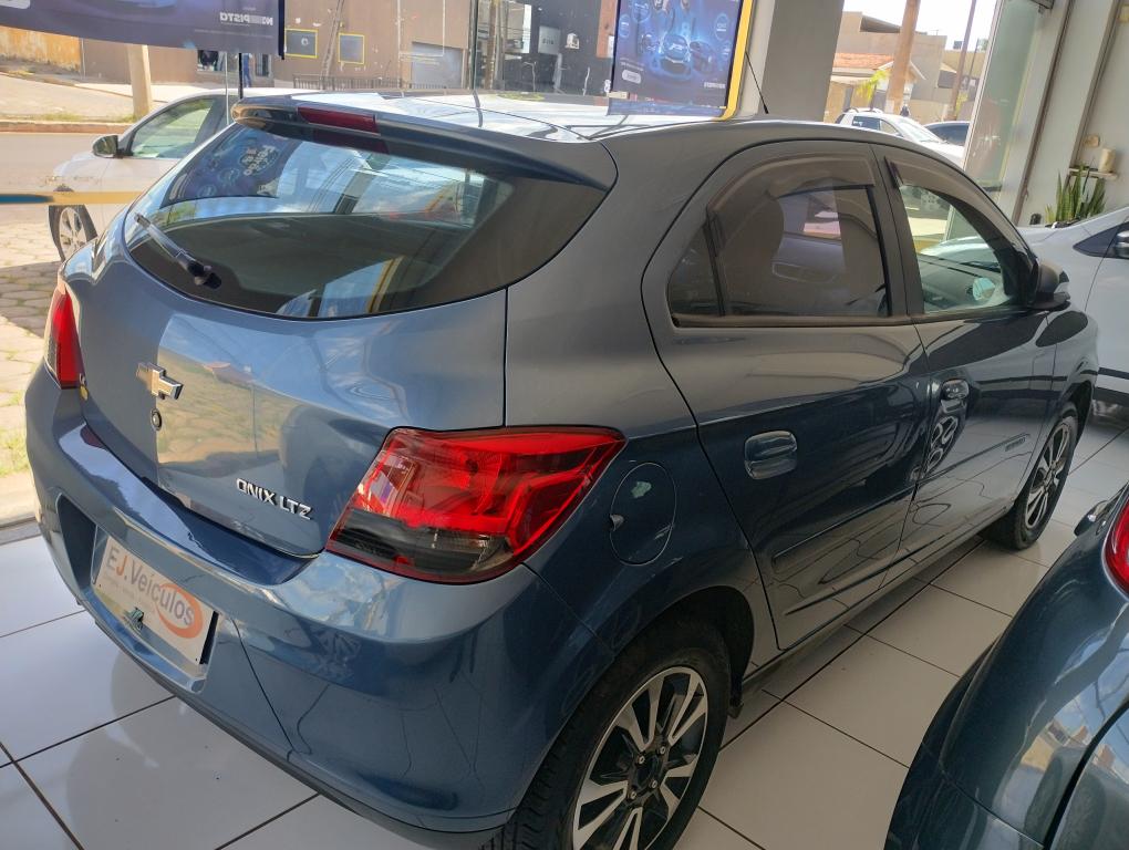 CHEVROLET Onix Hatch - Foto