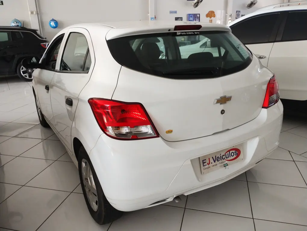 CHEVROLET Onix Hatch - Foto