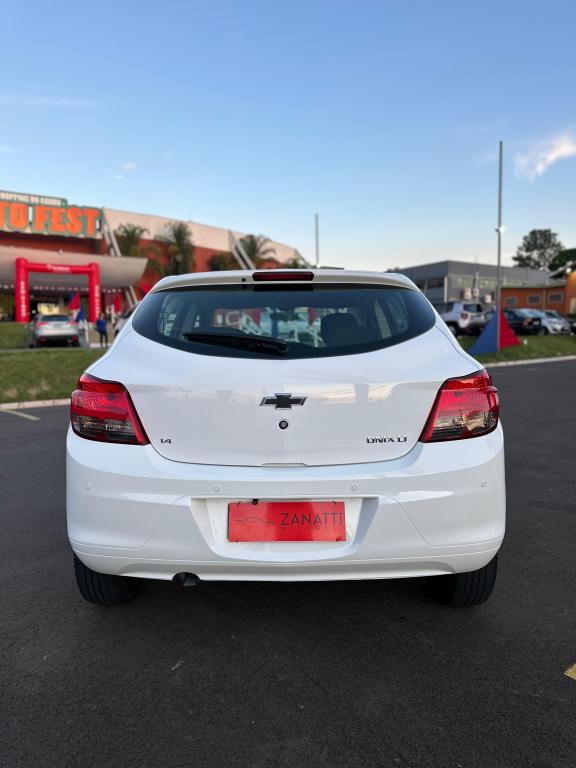 CHEVROLET Onix Hatch - Foto