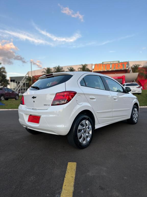 CHEVROLET Onix Hatch - Foto
