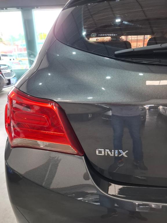 CHEVROLET Onix Hatch - Foto