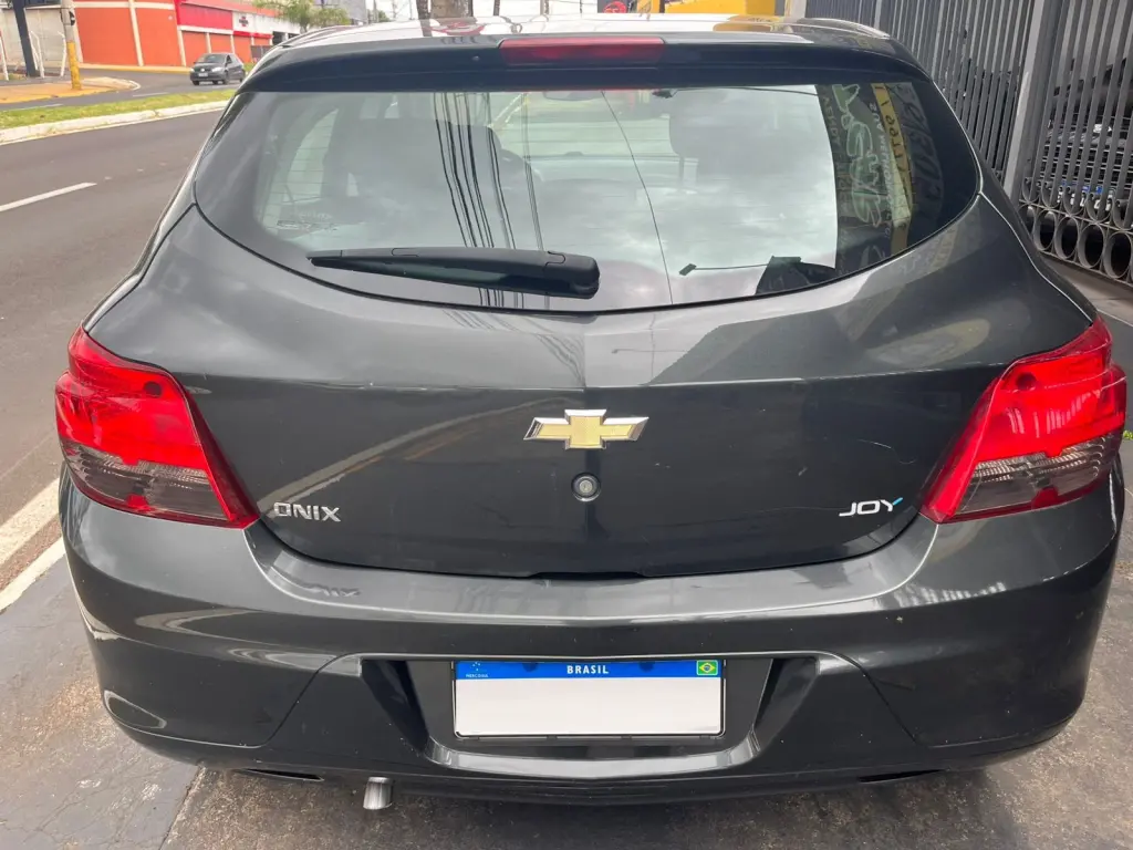 CHEVROLET Onix Hatch - Foto