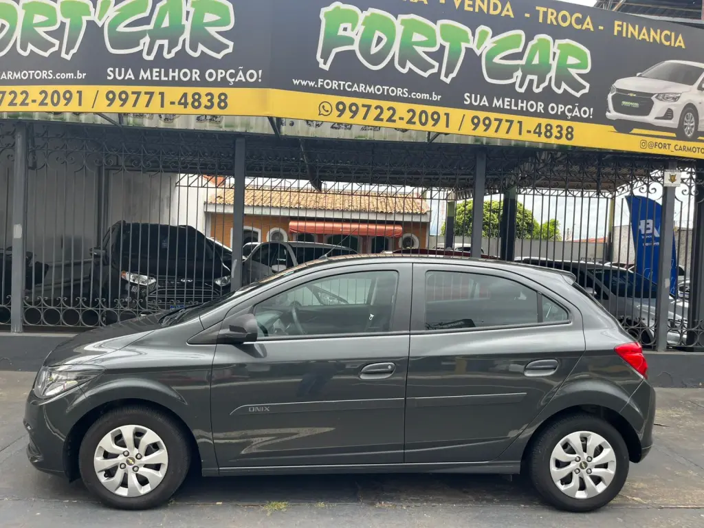 CHEVROLET Onix Hatch - Foto