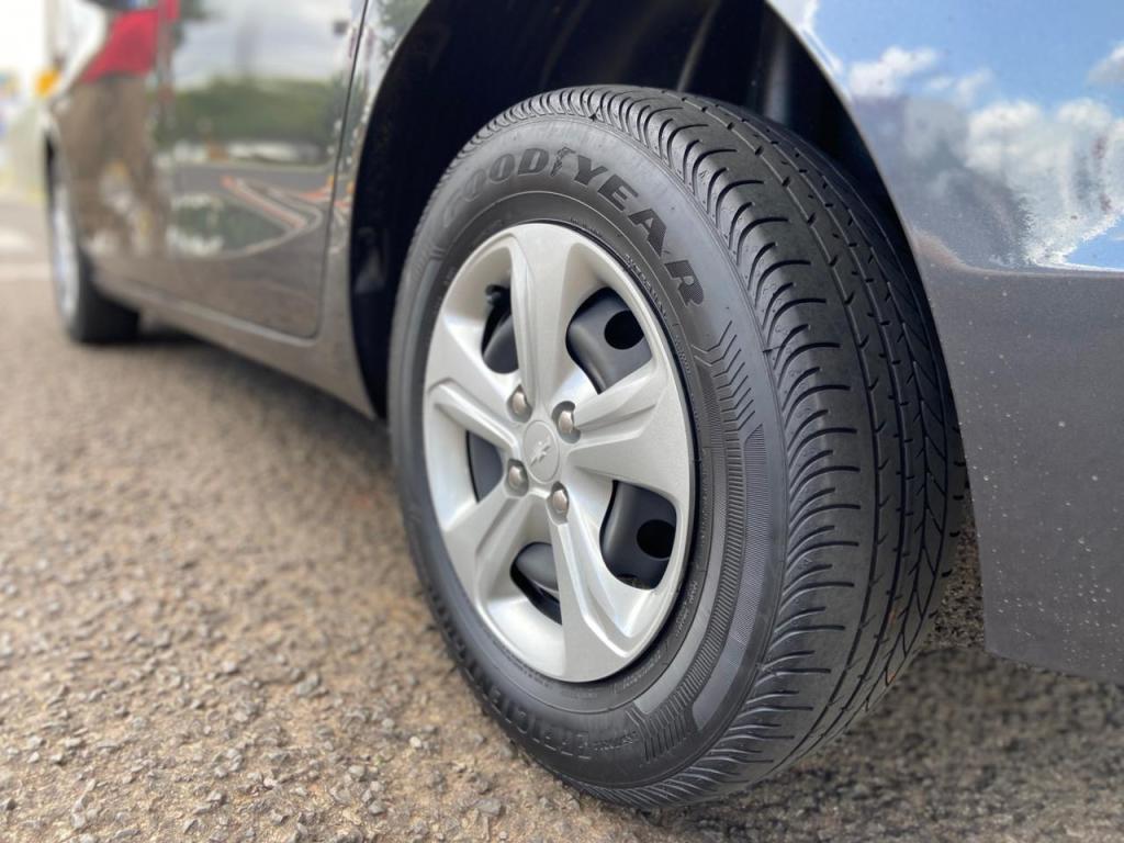 CHEVROLET Onix Hatch - Foto