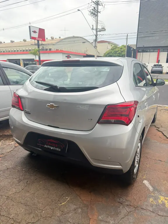 CHEVROLET Onix Hatch - Foto