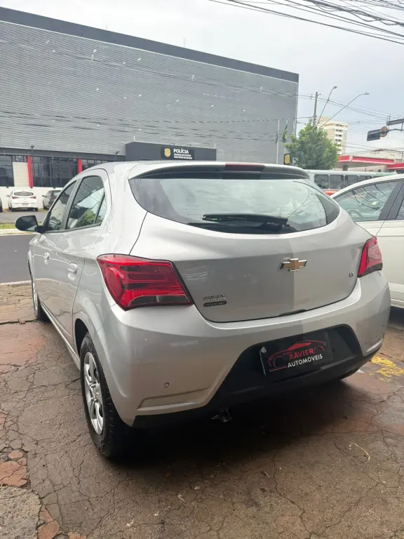 CHEVROLET Onix Hatch - Foto