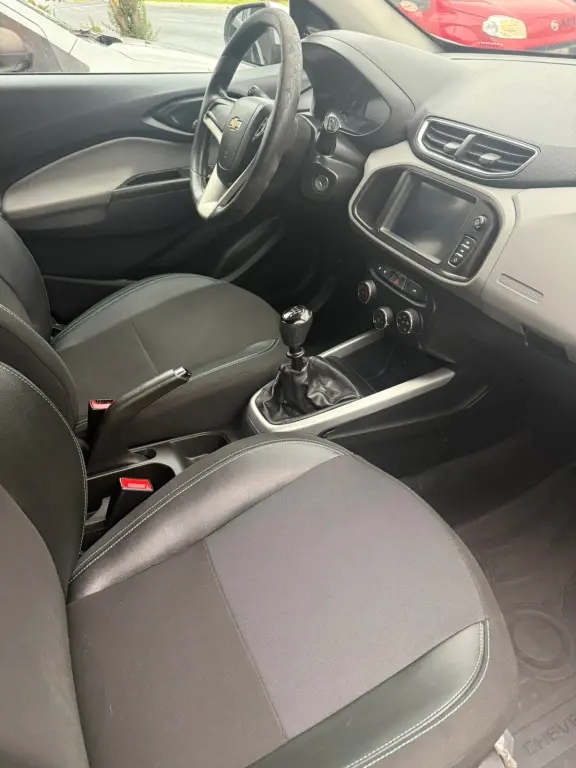 CHEVROLET Onix Hatch - Foto