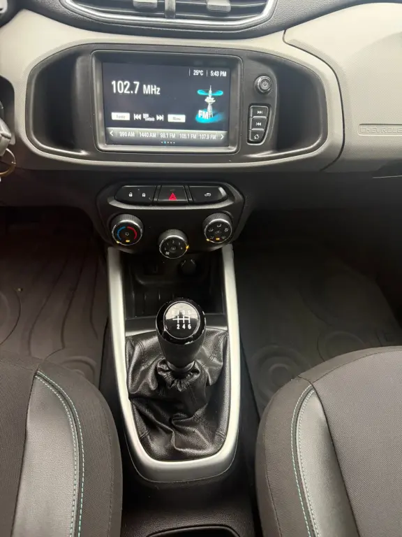 CHEVROLET Onix Hatch - Foto