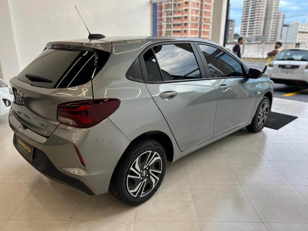 CHEVROLET Onix Hatch - Foto