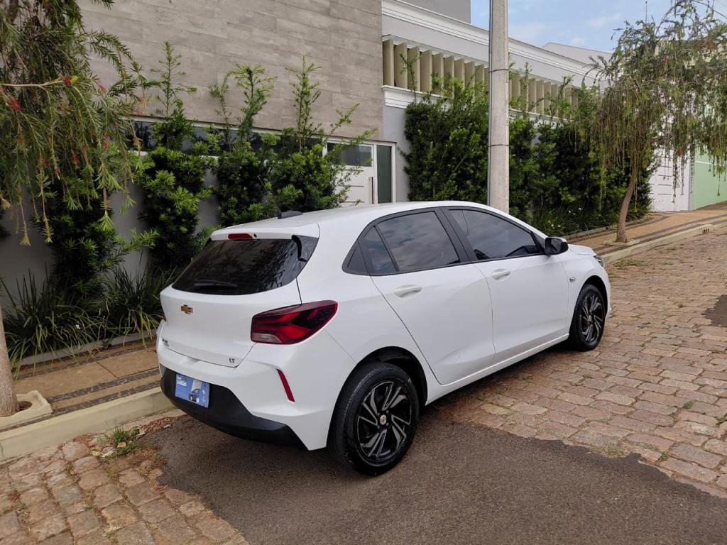 CHEVROLET Onix Hatch - Foto