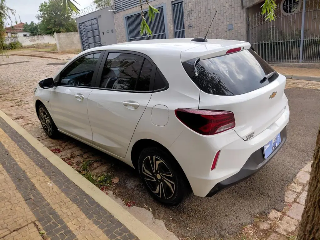 CHEVROLET Onix Hatch - Foto