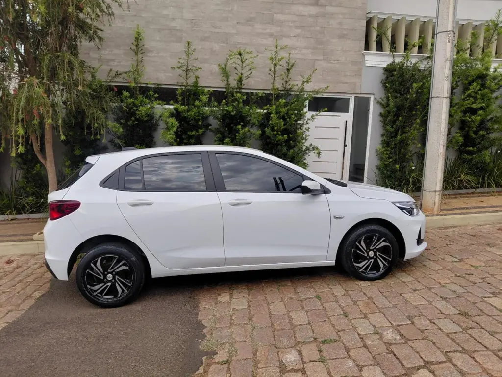 CHEVROLET Onix Hatch - Foto