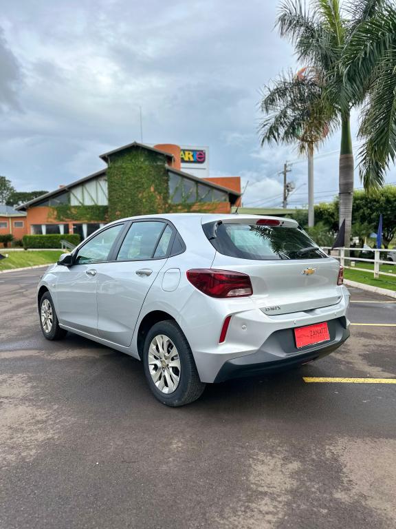 CHEVROLET Onix Hatch - Foto
