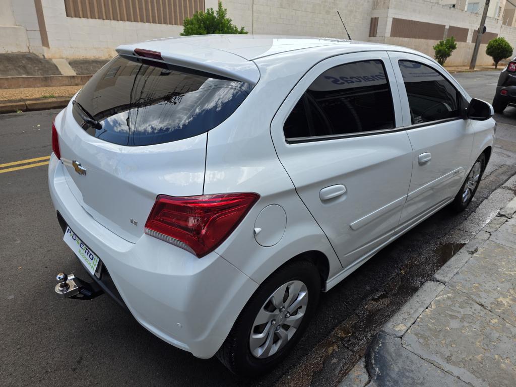 CHEVROLET Onix Hatch - Foto