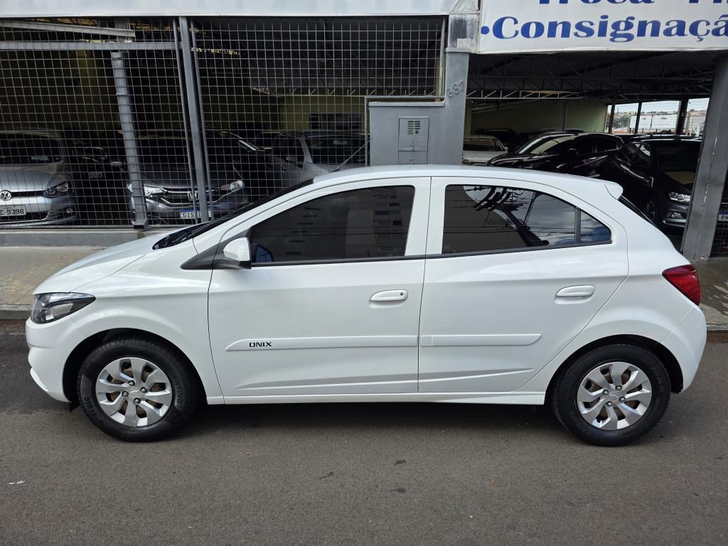 CHEVROLET Onix Hatch - Foto