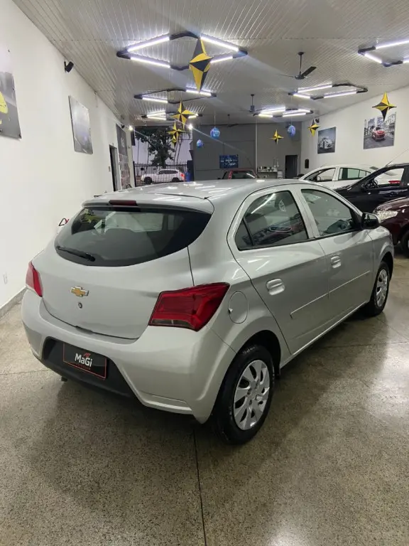 CHEVROLET Onix Hatch - Foto