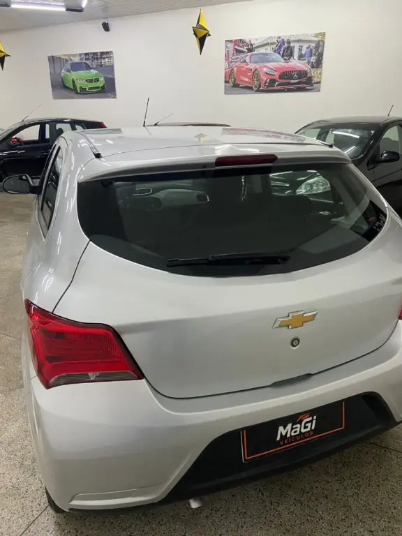 CHEVROLET Onix Hatch - Foto