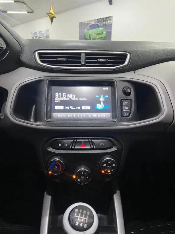 CHEVROLET Onix Hatch - Foto