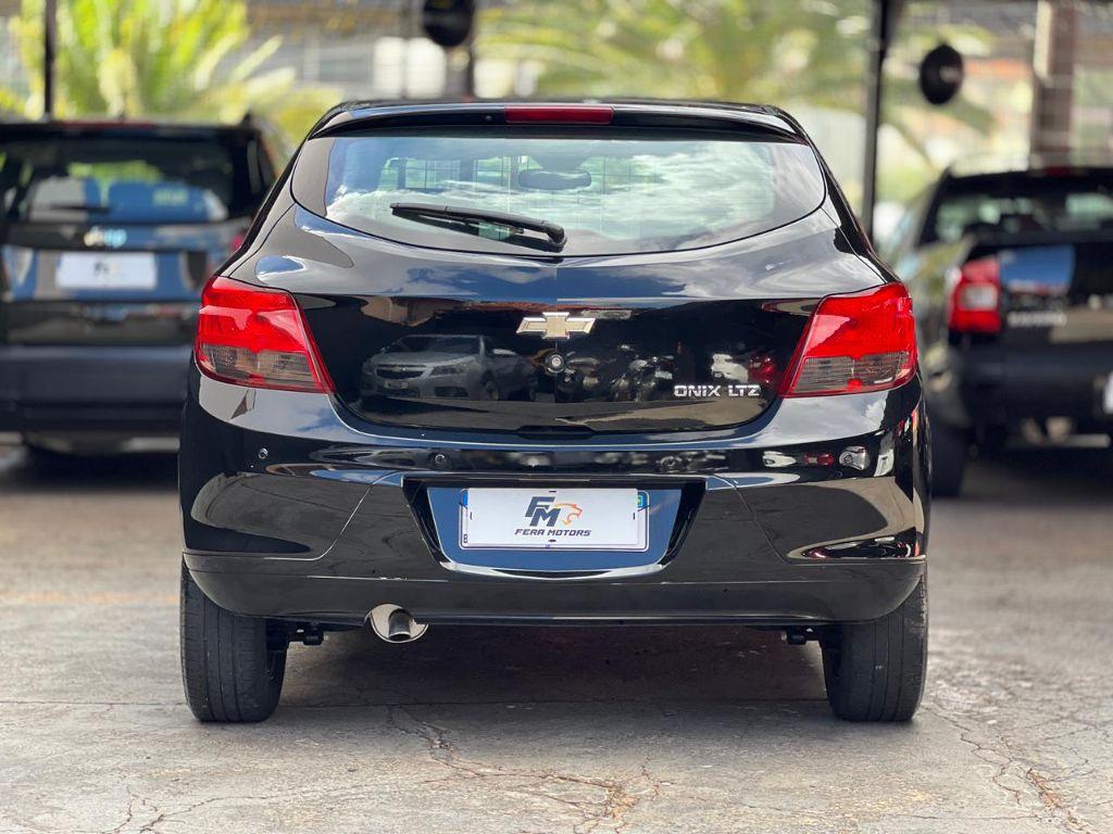 CHEVROLET Onix Hatch - Foto