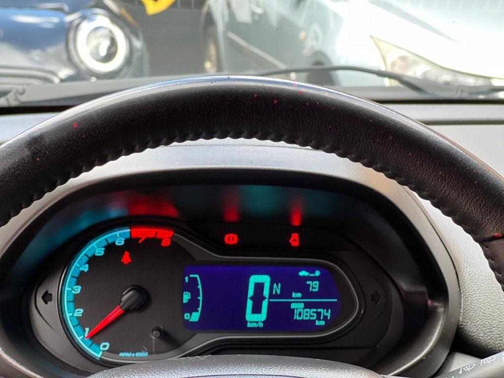 CHEVROLET Onix Hatch - Foto