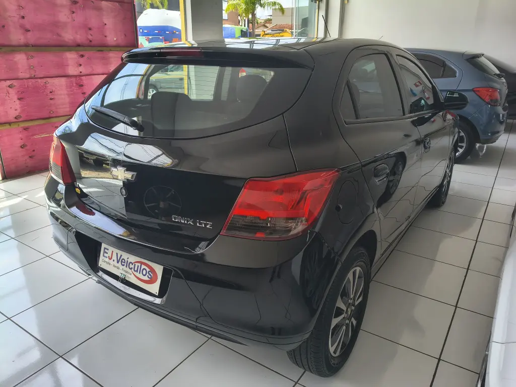CHEVROLET Onix Hatch - Foto