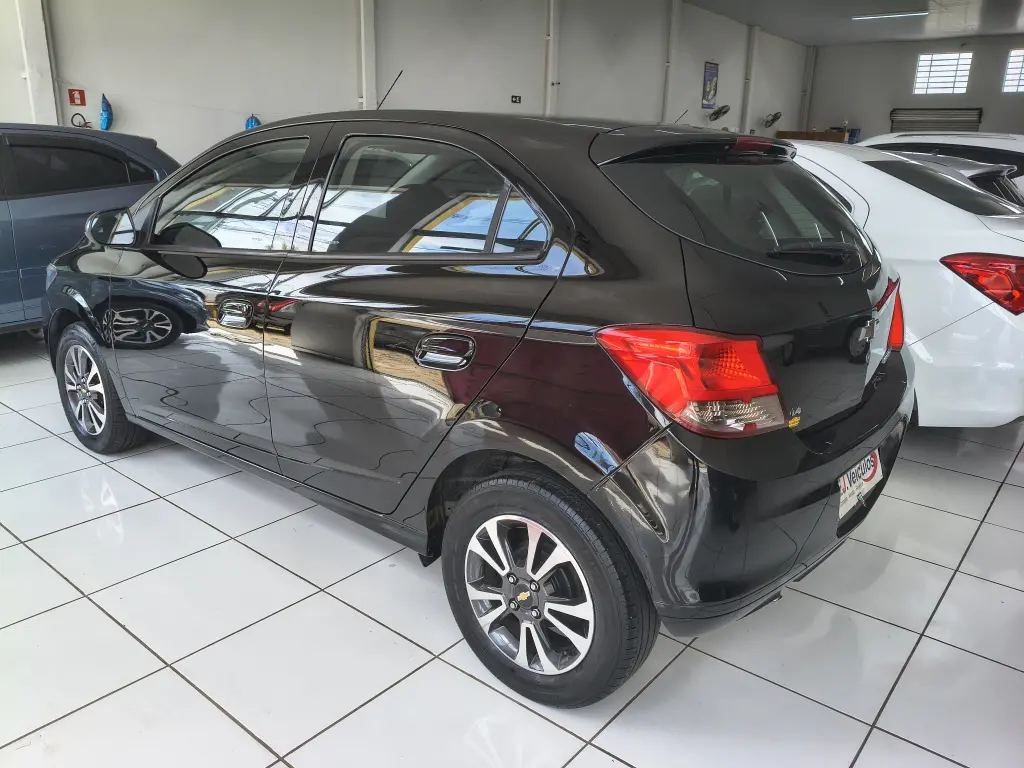 CHEVROLET Onix Hatch - Foto