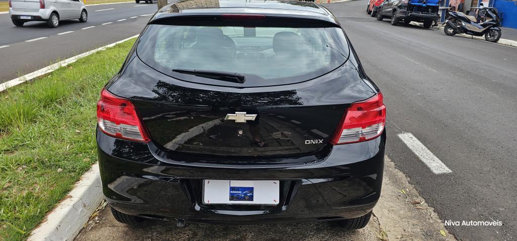 CHEVROLET Onix Hatch - Foto