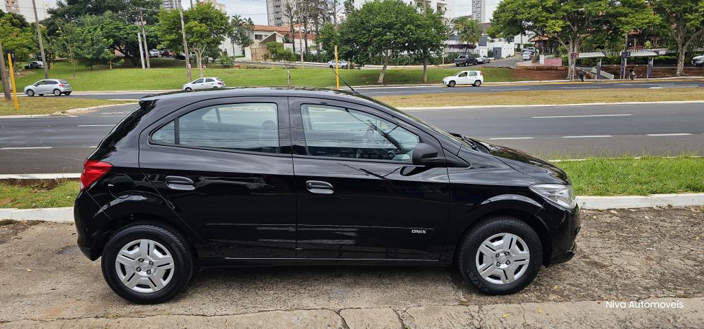 CHEVROLET Onix Hatch - Foto