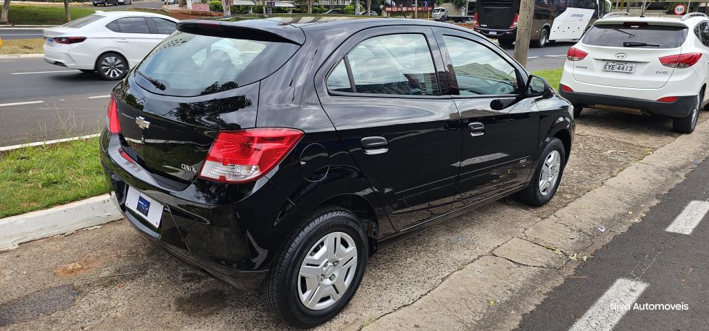 CHEVROLET Onix Hatch - Foto