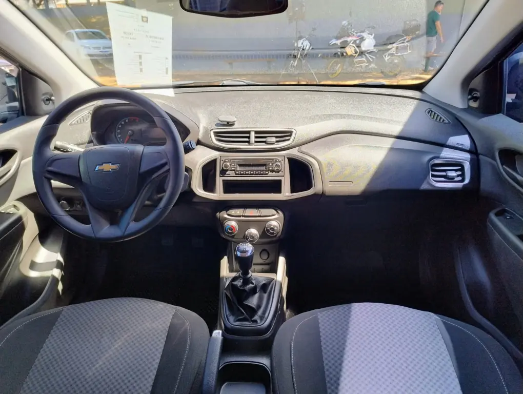 CHEVROLET Onix Hatch - Foto