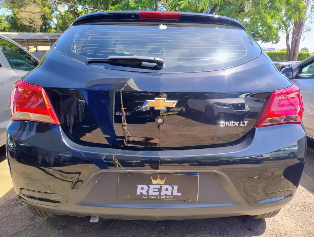 CHEVROLET Onix Hatch - Foto