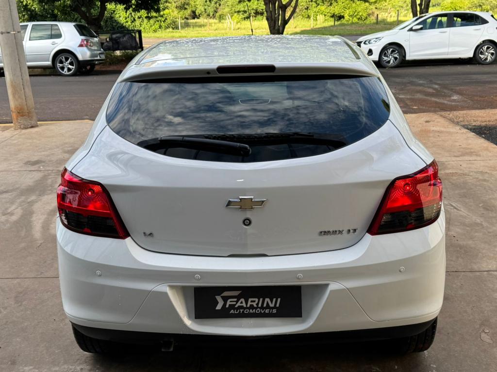 CHEVROLET Onix Hatch - Foto