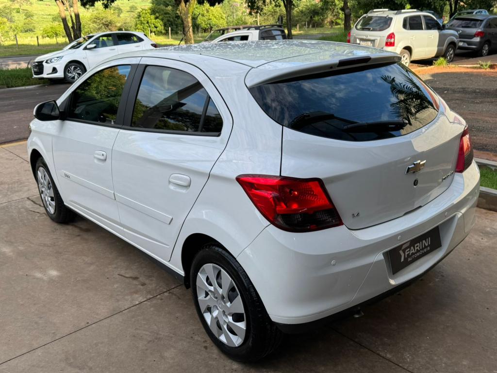 CHEVROLET Onix Hatch - Foto