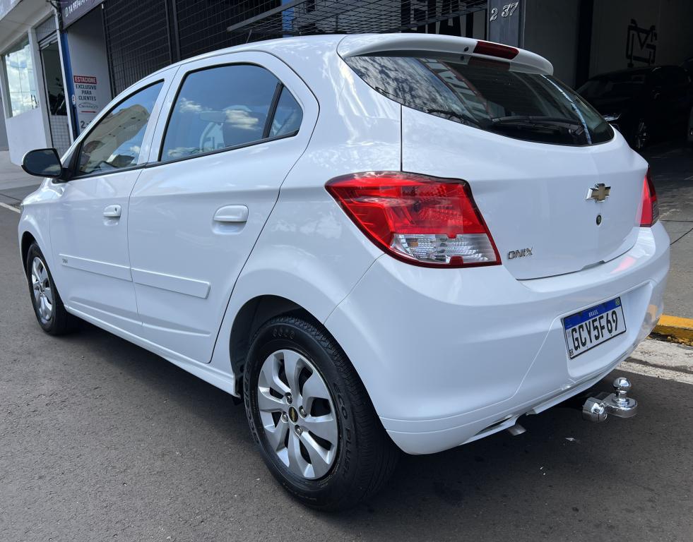 CHEVROLET Onix Hatch - Foto