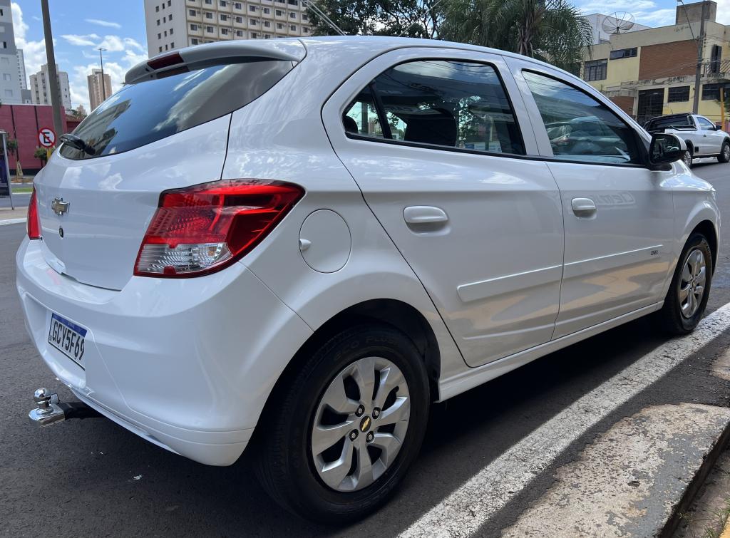 CHEVROLET Onix Hatch - Foto