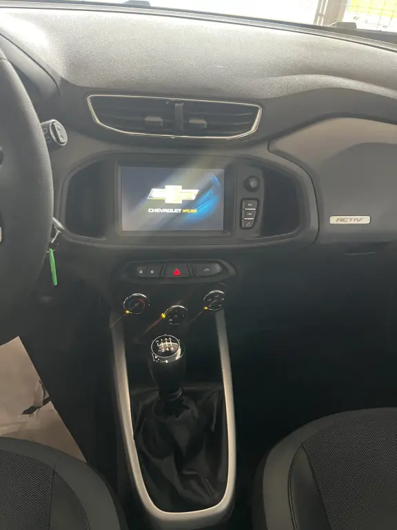 CHEVROLET Onix Hatch - Foto