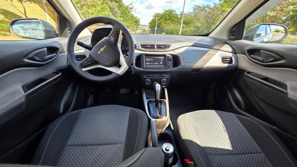 CHEVROLET Onix Hatch - Foto