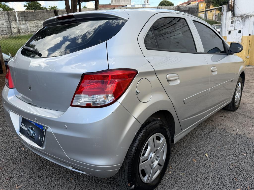 CHEVROLET Onix Hatch - Foto