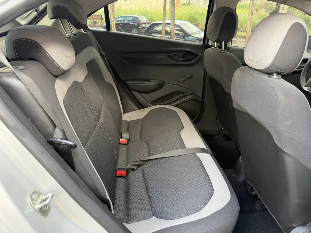 CHEVROLET Onix Hatch - Foto