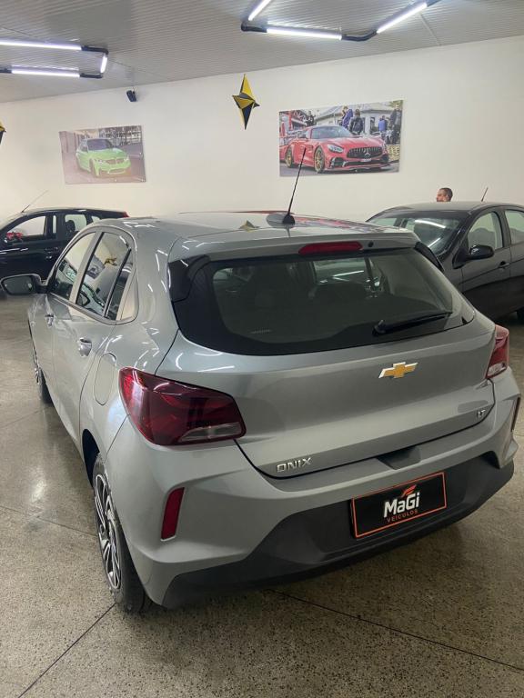 CHEVROLET Onix Hatch - Foto