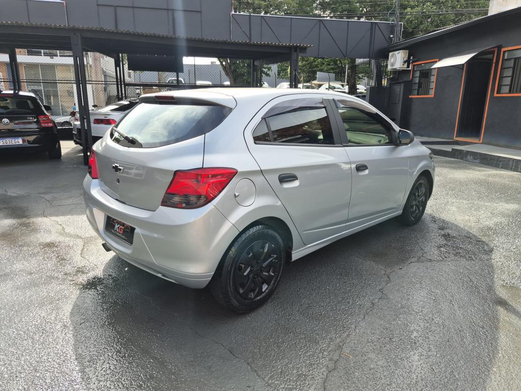 CHEVROLET Onix Hatch - Foto