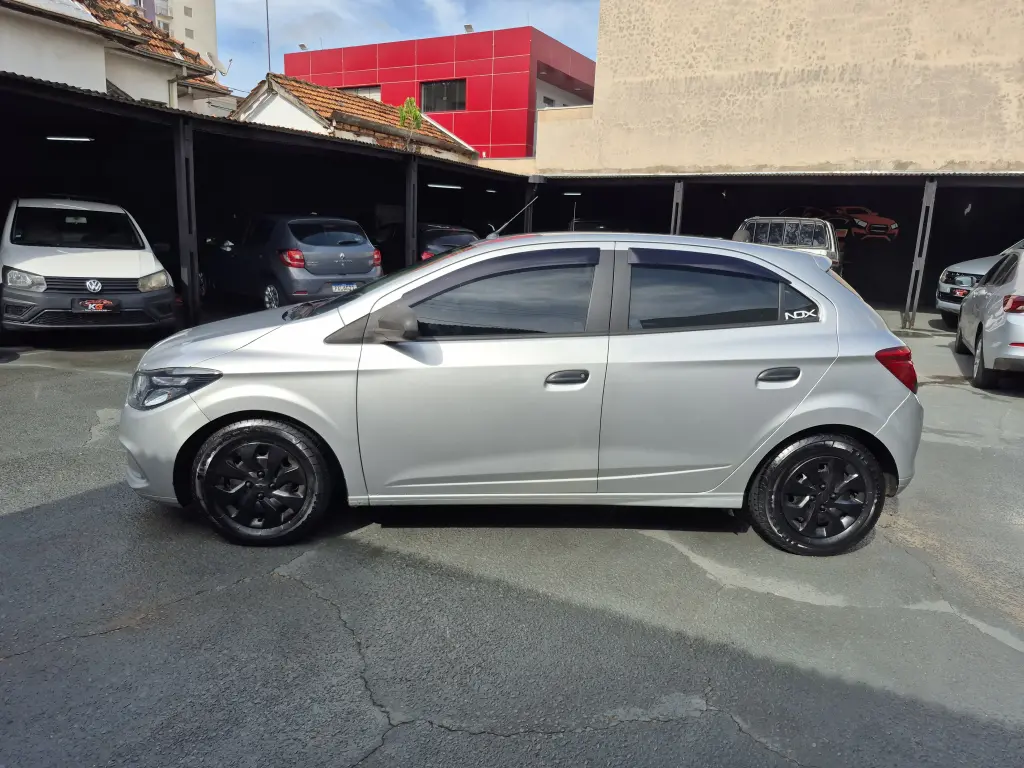 CHEVROLET Onix Hatch - Foto