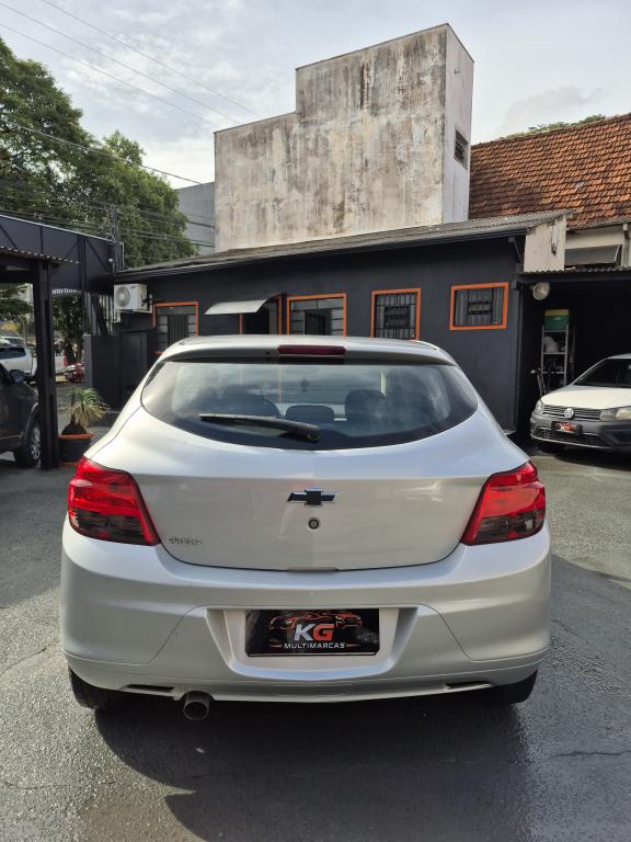 CHEVROLET Onix Hatch - Foto